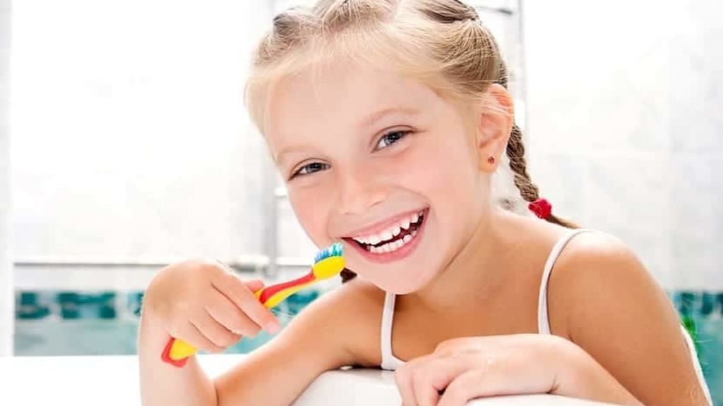 Para acabar con el mal aliento nos tendremos que asegurar que los pequeños se lavan los dientes correctamente.