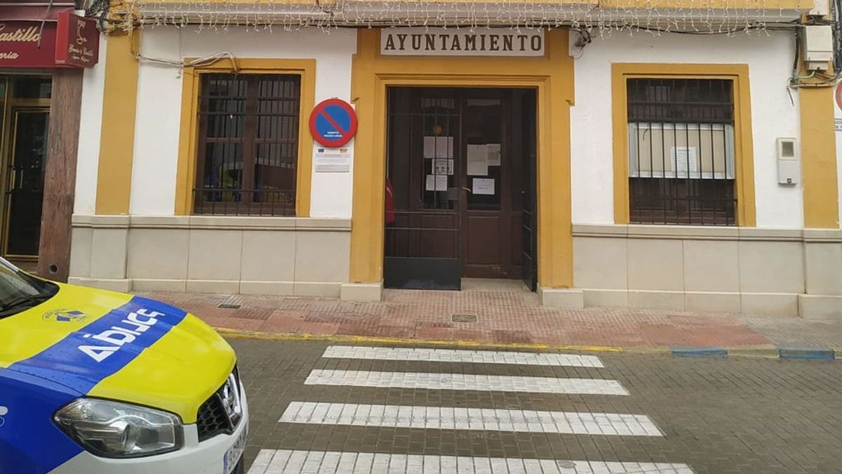Seguridad privada en un pueblo de Sevilla para que los positivos cumplan la cuarentena: "Mejor multar que enterrar a los vecinos" Seguridad privada en un pueblo de Sevilla para que los positivos cumplan la cuarentena: "Mejor multar que enterrar a los vecinos"