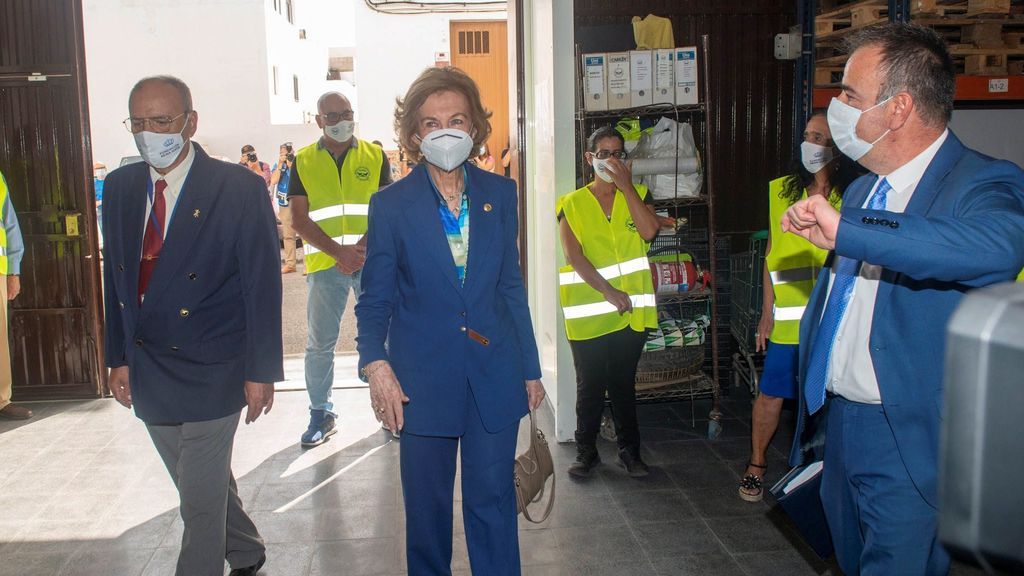 La reina Sofía, en el banco de alimentos de Arrecife, Lanzarote