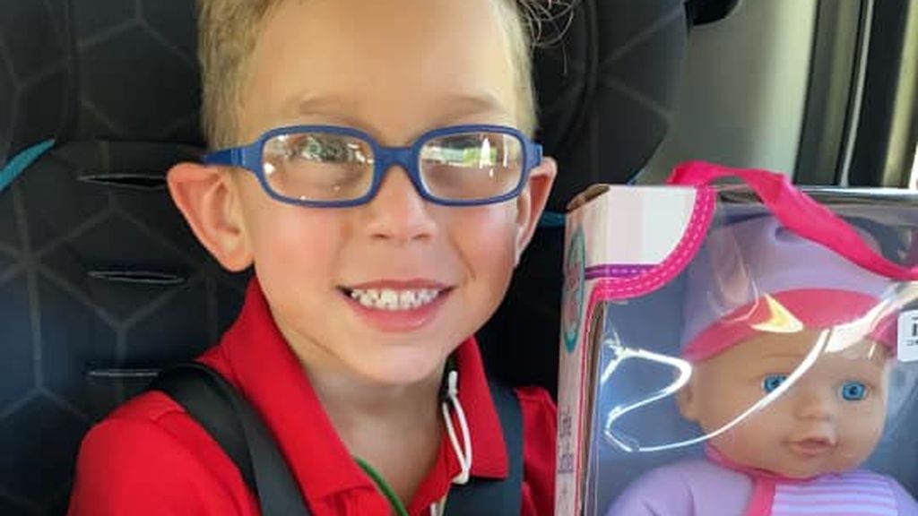 Un niño arrasa en redes tras pedir que le compren una muñeca