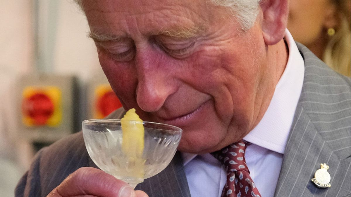El príncipe Carlos de Inglaterra destila su propia ginebra inspirada en las hierbas de su jardín en Highgrove El príncipe Carlos de Inglaterra destila su propia ginebra inspirada en las hierbas de su jardín en Highgrove