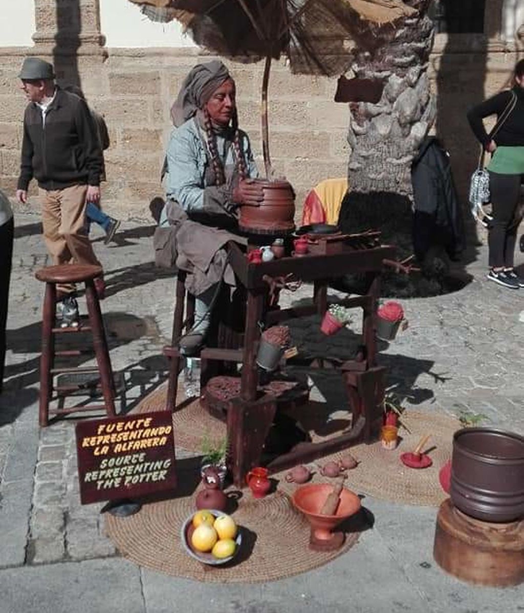 La mujer de César, Alicia, es la alfarera de la plaza Lope de Vega