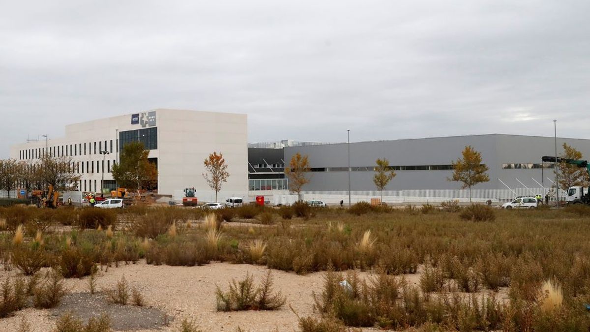 Pulso entre Madrid y sindicatos por el posible traslado forzoso de sanitarios al nuevo hospital de pandemias Pulso entre Madrid y sindicatos por el posible traslado forzoso de sanitarios al nuevo hospital de pandemias