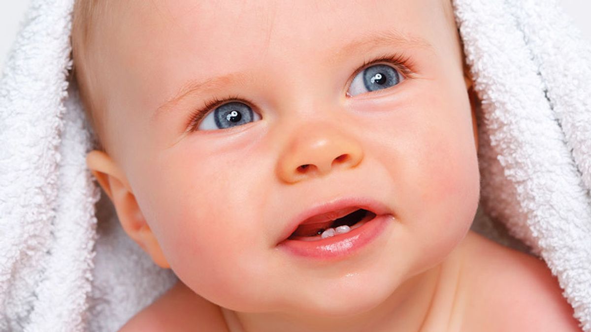 Masajear las encías y usar un mordedor: 5 consejos para aliviar las molestias de los primeros dientes en bebés.