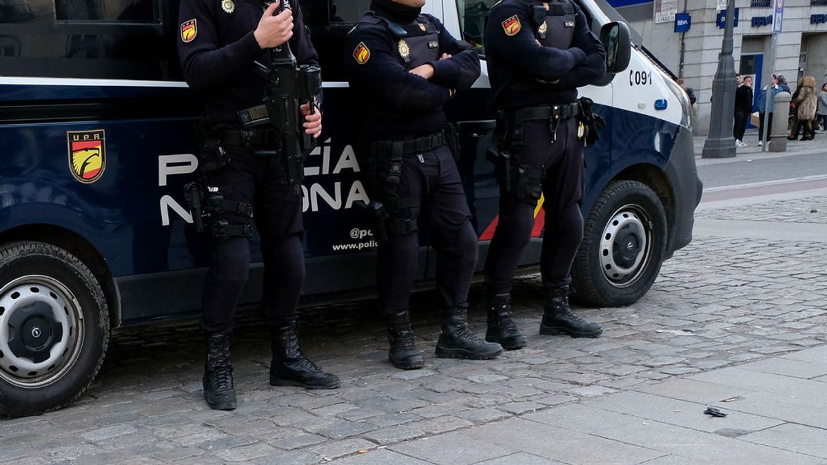 Unos 200 policías nacionales desmantelan una decena de narcopisos en el distrito de Latina de Madrid Unos 200 policías nacionales desmantelan una decena de narcopisos en el distrito de Latina de Madrid