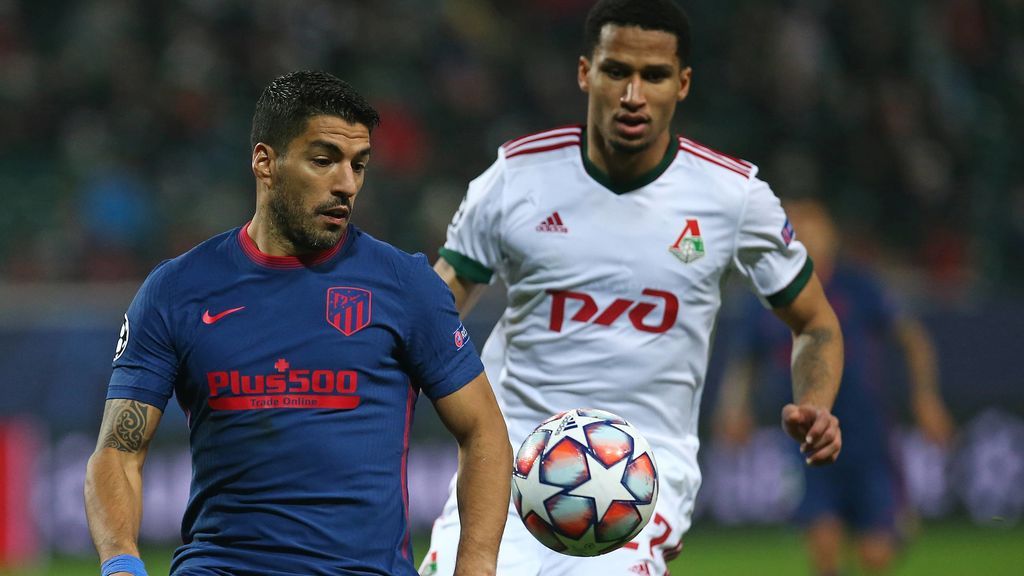 Luis Suárez disputa un balón ante el Lokomotiv.