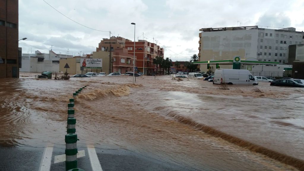 La población de Benifaió se ha visto anegada por agua esta tarde.