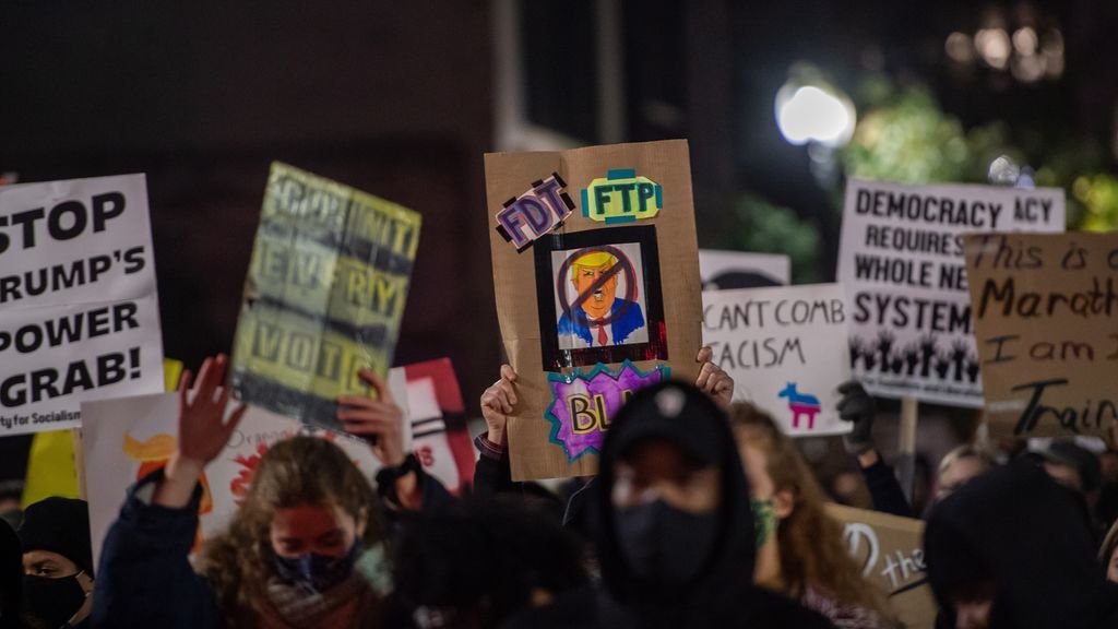 Las protestas invaden las calles de EEUU en la noche electoral: del 'cada voto cuenta' al 'paren de contar'