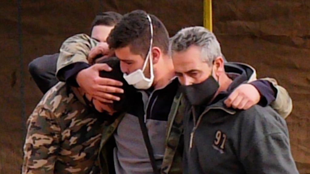 Juan José y sus hijos se abrazan antes del derribo