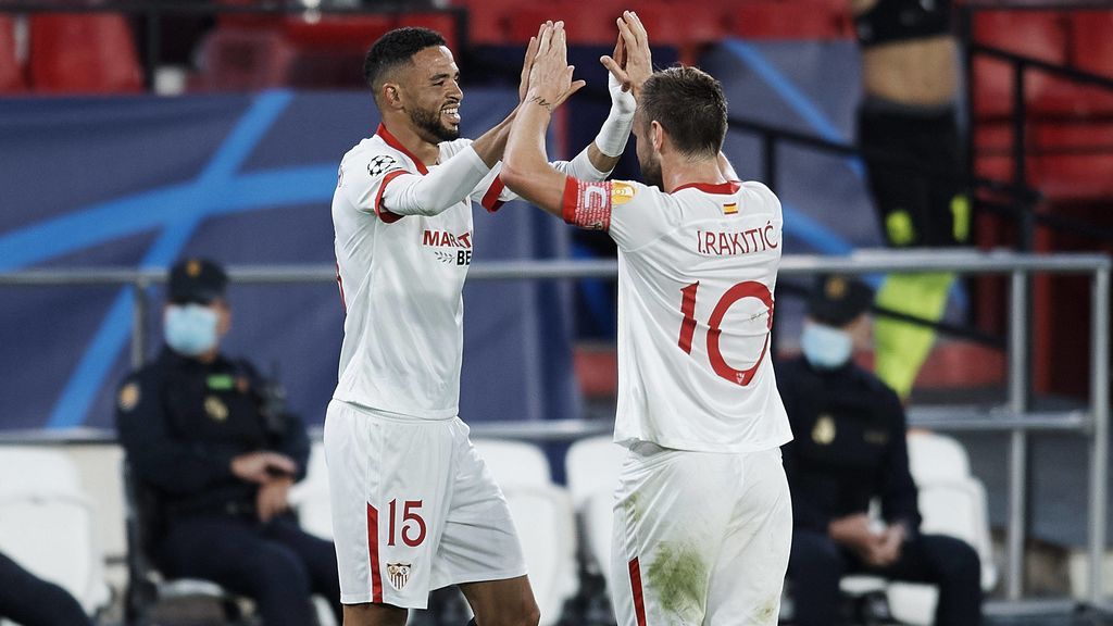 Rakitic y El Nesyri se abrazan tras un gol al Krasnodar