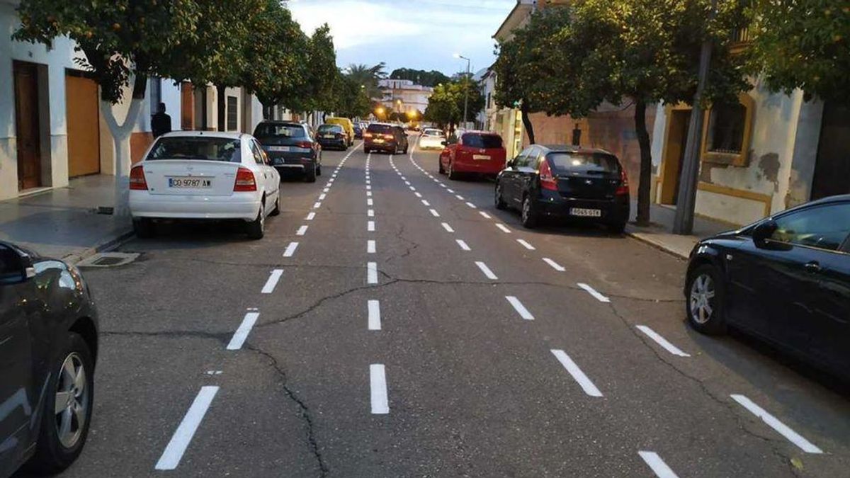 El particular carril bici de Córdoba que desata los ‘memes’ en Internet: “No respires, que no cabemos” El particular carril bici de Córdoba que desata los ‘memes’ en Internet: “No respires, que no cabemos”