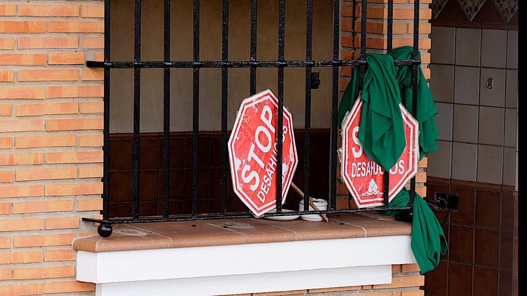 Carteles de Stop Desahucios en la vivienda de Juan José