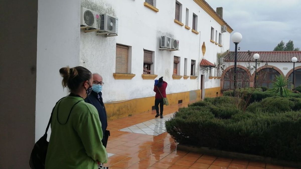 Valsequillo, el pueblo de Córdoba que aísla sus jóvenes contagiados en un hotel rural para evitar la expansión del coronavirus Valsequillo, el pueblo de Córdoba que aísla sus jóvenes contagiados en un hotel rural para evitar la expansión del coronavirus
