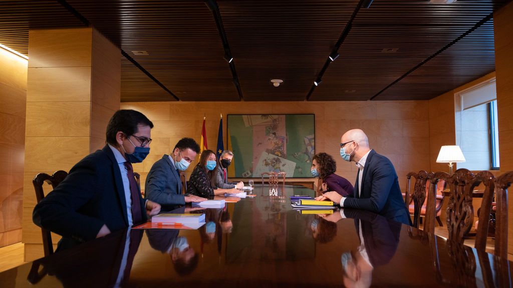 Ciudadanos y Gobierno: la foto más incómoda de Podemos en la negociación de los Presupuestos Ciudadanos y Gobierno: la foto más incómoda de Podemos en la negociación de los Presupuestos