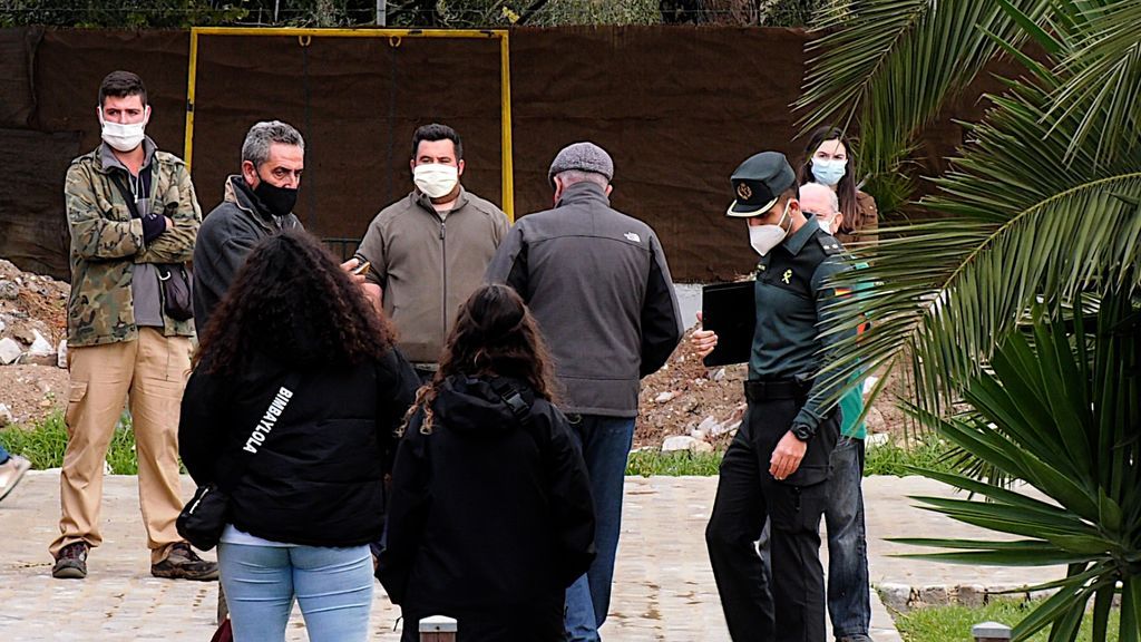 Familia, amigos y fuerzas de seguridad ante la vivienda