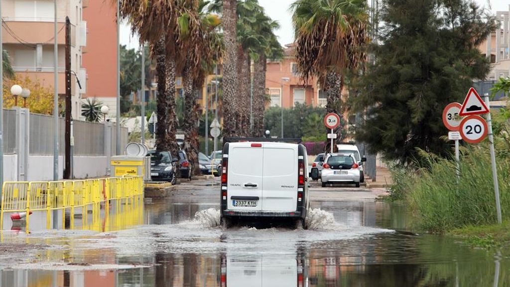 Rescatan a una decena de personas atrapadas por las inundaciones en sus casas y coches