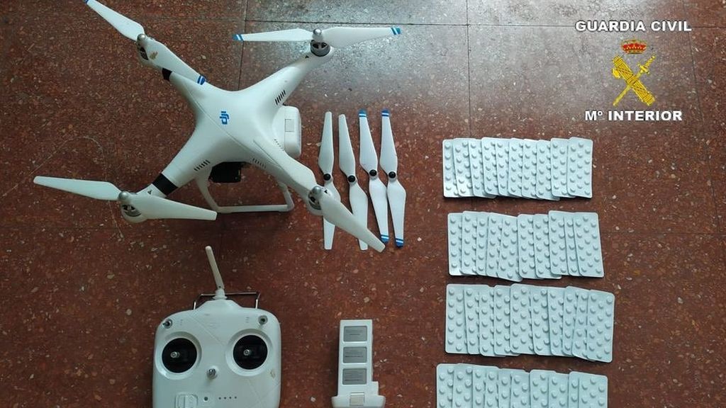 Detenido en Melilla un menor que pasaba a Marruecos medicamentos psicotrópicos con un dron sobre la doble valla Detenido en Melilla un menor que pasaba a Marruecos medicamentos psicotrópicos con un dron sobre la doble valla