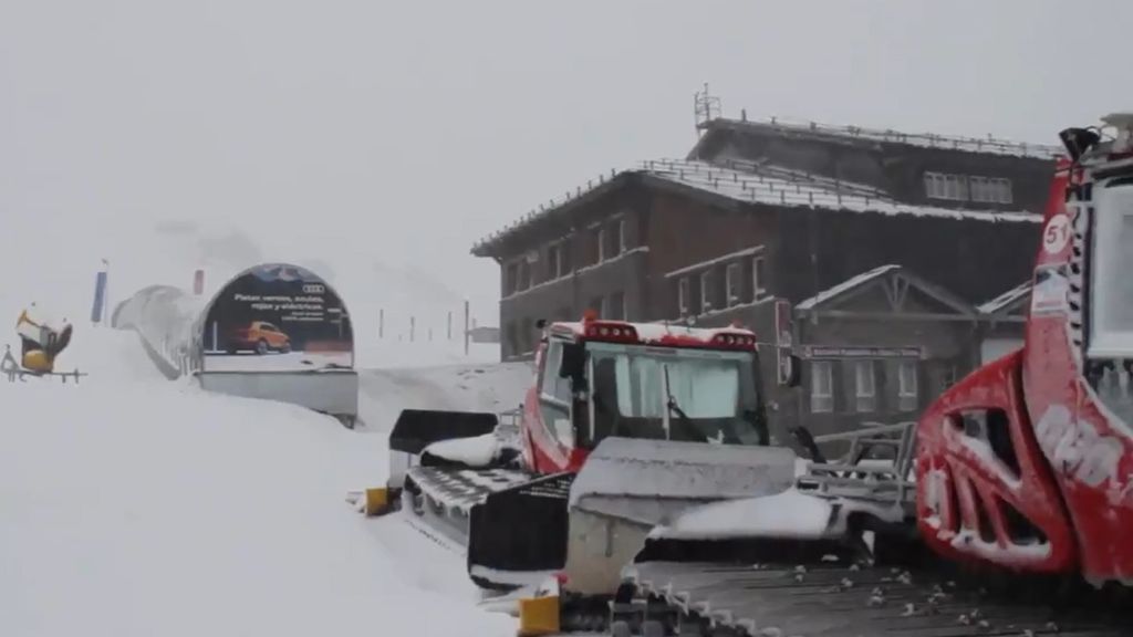 La nieve llega a Sierra Nevada y la estación prepara su apertura con incertidumbre: “Si el cierre perimetral se prorroga, será inviable” La nieve llega a Sierra Nevada y la estación prepara su apertura con incertidumbre: “Si el cierre perimetral se prorroga, será inviable”