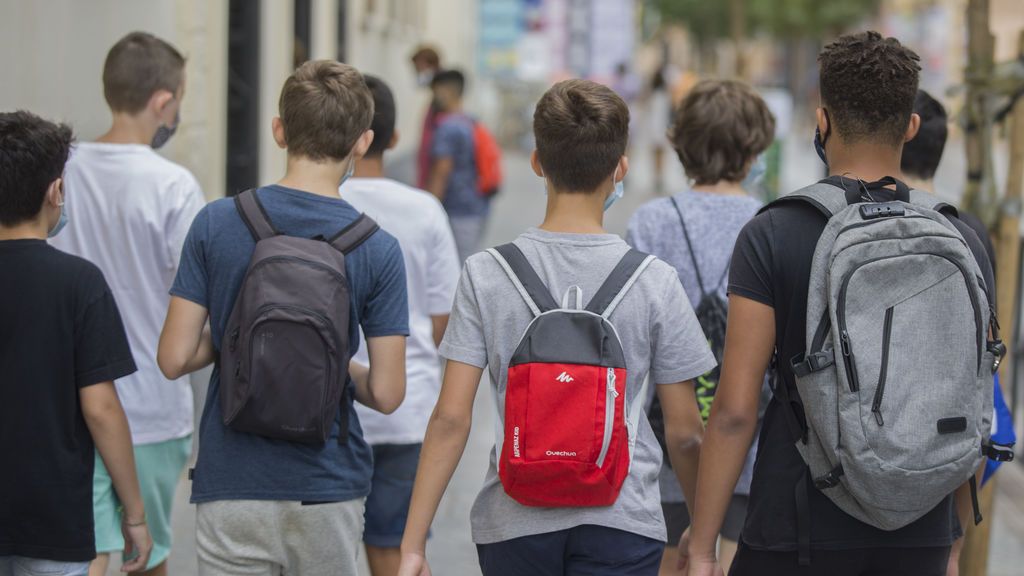 La Generalitat catalana recula y los profesores no deberán supervisar la PCR de sus alumnos La Generalitat catalana recula y los profesores no deberán supervisar la PCR de sus alumnos