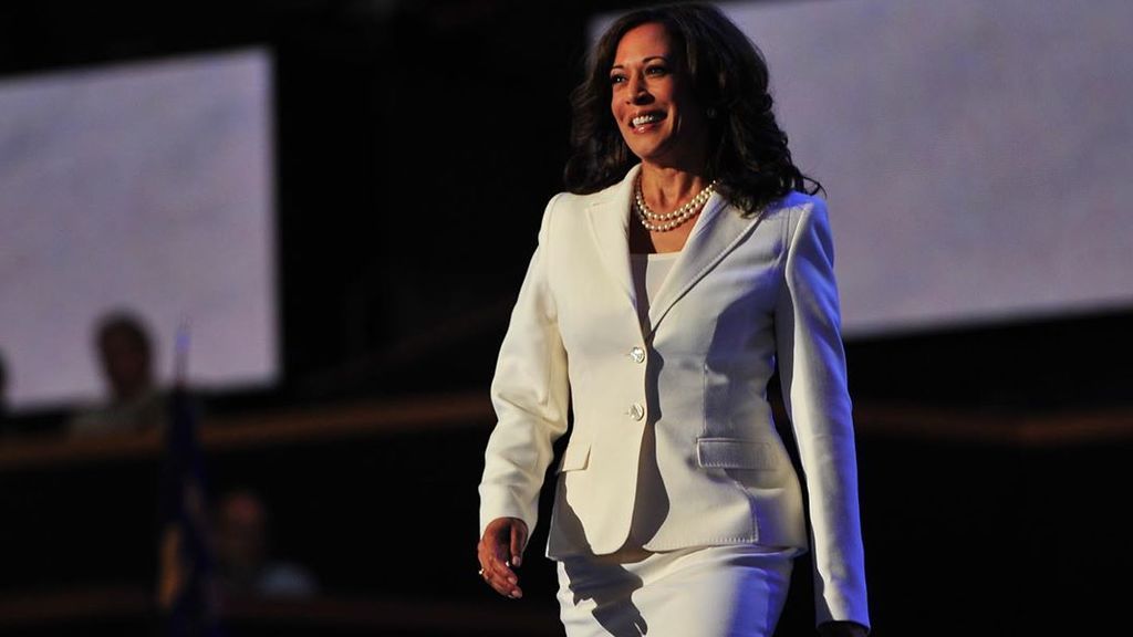 Trajes, perlas y converse: el estilo de Kamala Harris, la mano derecha de Biden que ya ha hecho historia