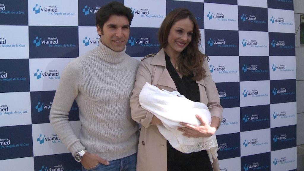 Eva González y Cayetano Rivera presentan a su hijo