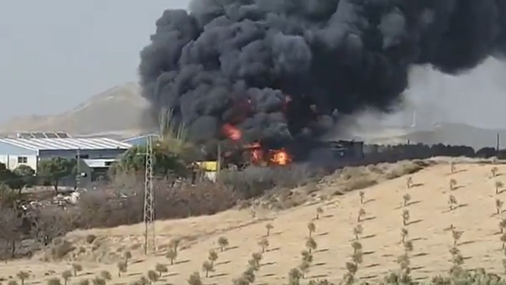 Un incendio en un desguace de El Padul provoca la alarma en Granada Un incendio en un desguace de El Padul provoca la alarma en Granada