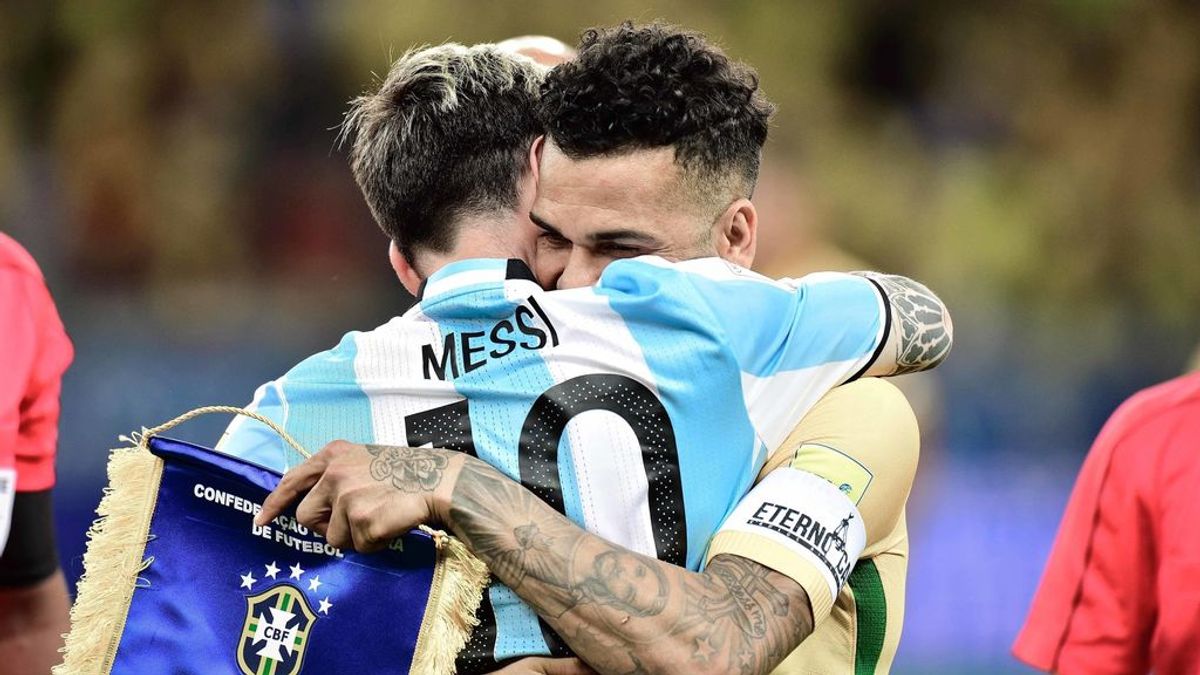 Messi y Dani Alves se abrazan antes de un Argentina - Brasil.