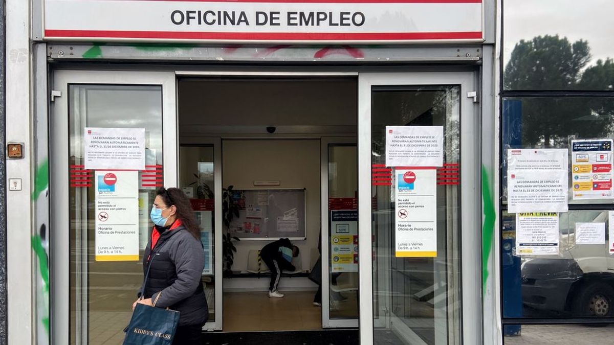 Los parados que hayan agotado prestaciones podrán solicitar ya el nuevo subsidio de 430 euros Los parados que hayan agotado prestaciones podrán solicitar ya el nuevo subsidio de 430 euros