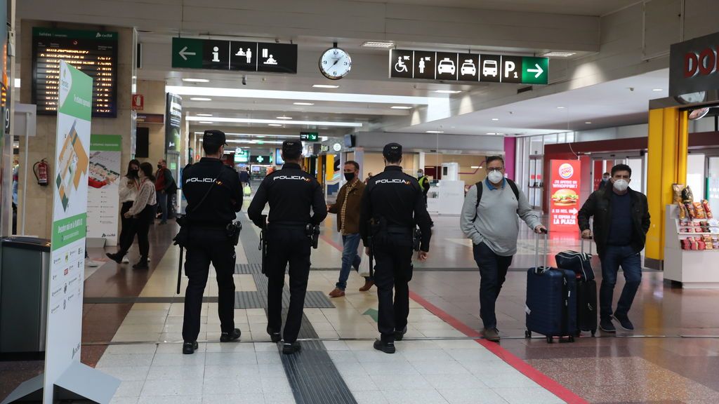 Delegación del Gobierno despliega 5.000 policías y guardias civiles para controlar el cierre de Madrid este puente Delegación del Gobierno despliega 5.000 policías y guardias civiles para controlar el cierre de Madrid este puente
