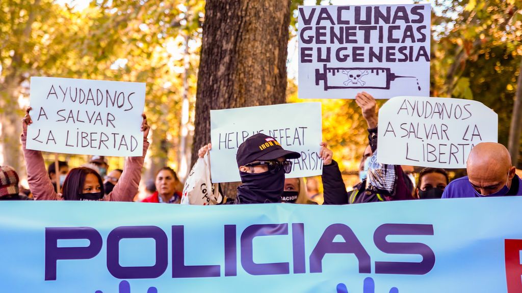 Una manifestación de policías negacionistas recorre Madrid para mostrar su rechazo a la vacuna contra la covid-19 Una manifestación de policías negacionistas recorre Madrid para mostrar su rechazo a la vacuna contra la covid-19