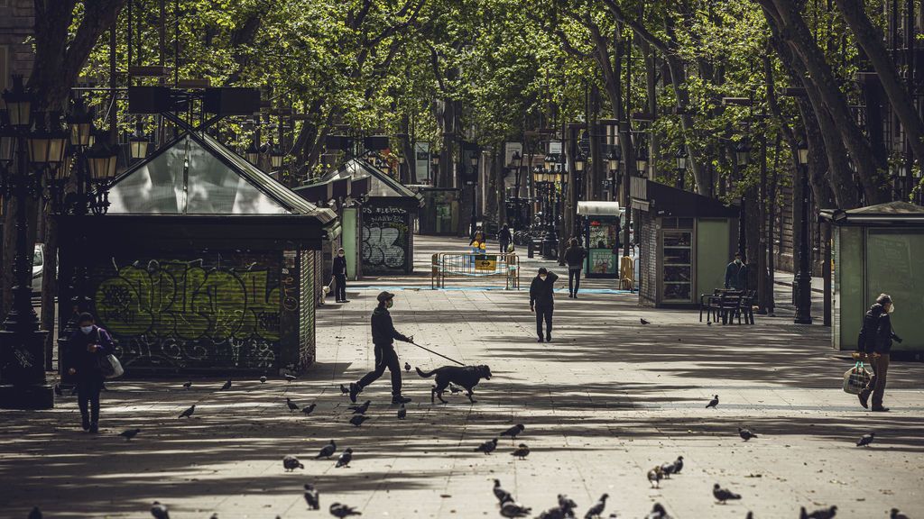 EuropaPress_2877754_23_april_2020_spain_barcelona_few_people_walk_at_the_deserted_rambla_street EuropaPress_2877754_23_april_2020_spain_barcelona_few_people_walk_at_the_deserted_rambla_street
