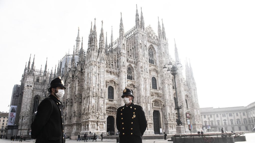 Personas con mascarilla en Milán