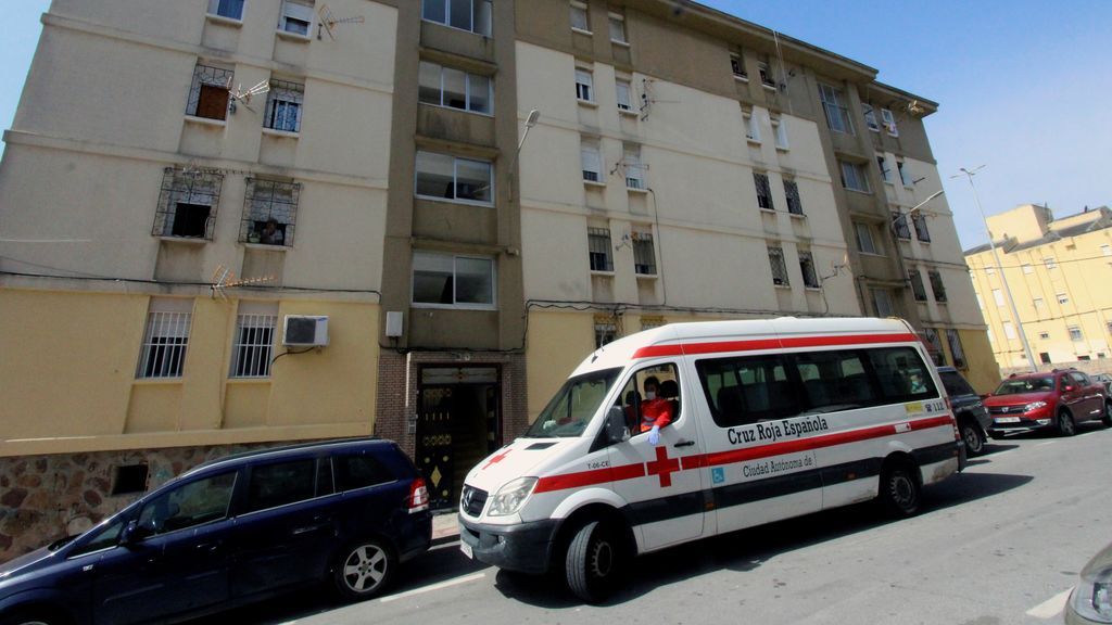 Furgoneta de la Cruz Roja frente a edificio de Ceuta