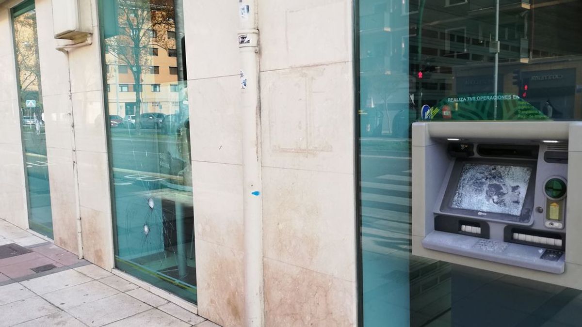 Batalla campal en Pamplona entre policía y radicales 'abertzales' contrarios a las restricciones del covid Batalla campal en Pamplona entre policía y radicales 'abertzales' contrarios a las restricciones del covid