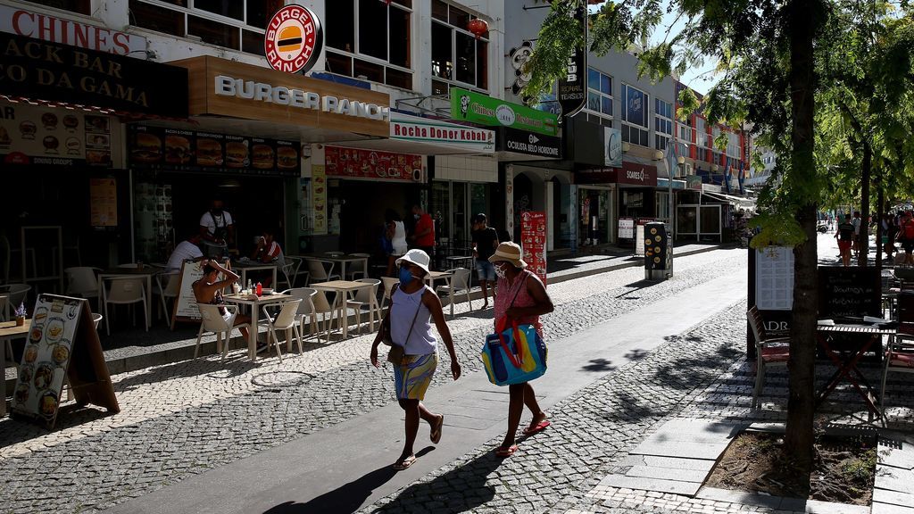 Turistas con mascarilla en Portimao