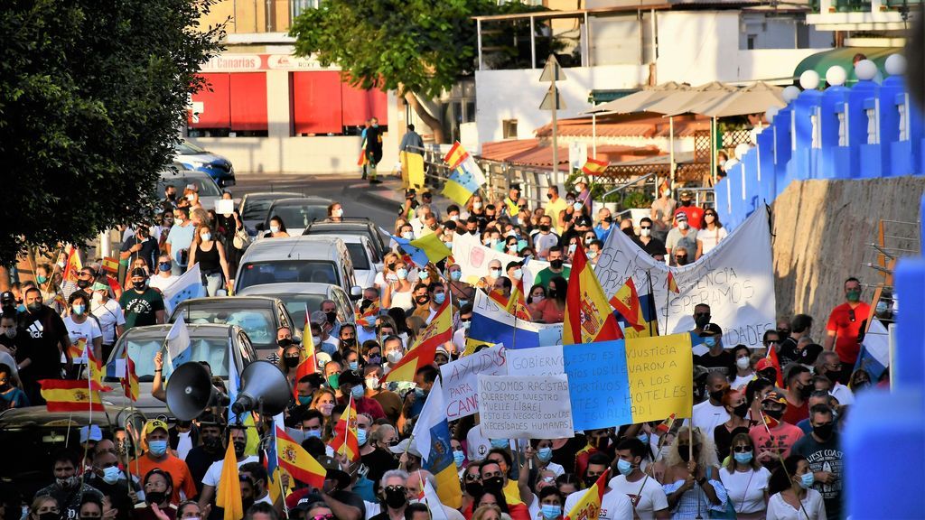 Varios cientos de personas se manifiestan para pedir el cierre de un campamento de migrantes en Gran Canaria Varios cientos de personas se manifiestan para pedir el cierre de un campamento de migrantes en Gran Canaria
