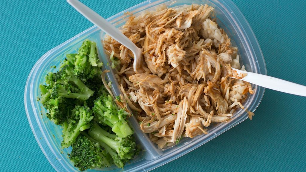 ¿Vives solo y desperdicias la mitad de la comida que compras? Consejos para organizar mejor tu nevera