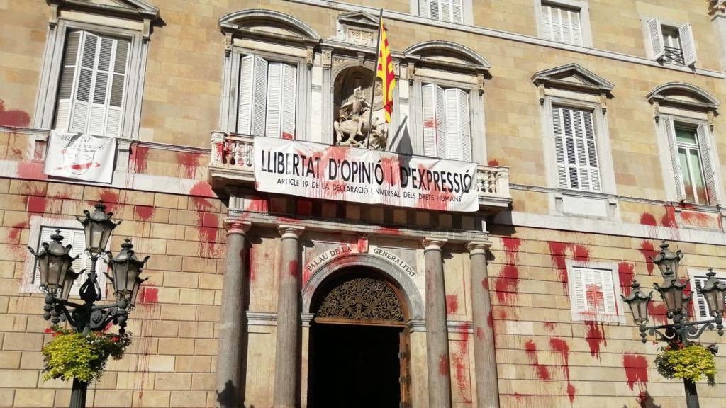 Atacan con pintura la fachada del Palau de la Generalitat en Barcelona Atacan con pintura la fachada del Palau de la Generalitat en Barcelona