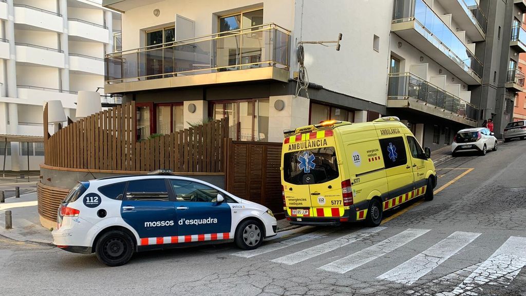Un hombre mata a su mujer y se entrega a la policía local de Lloret de Mar para confesar el crimen Un hombre mata a su mujer y se entrega a la policía local de Lloret de Mar para confesar el crimen