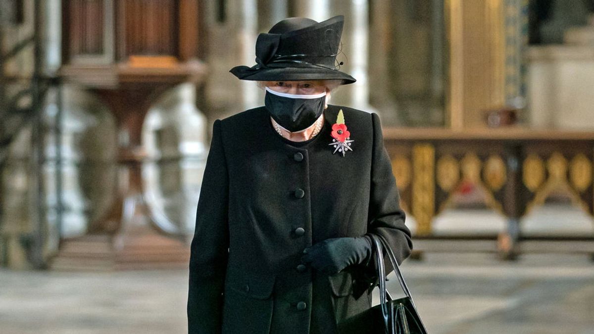 Tras el positivo del principe Guillermo, la reina Isabel II se muestra con mascarilla