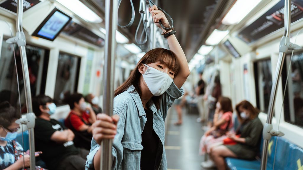 Se recomienda evitar las horas punta en el transporte público.
