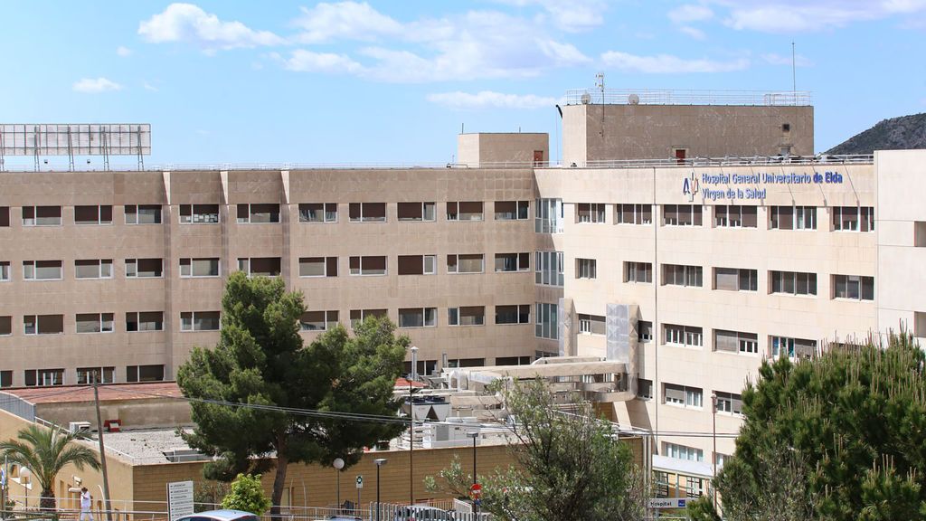 Aitor acudió junto a su madre tres veces al Hospital de Elda, donde no le atendieron de forma adecuada. Aitor acudió junto a su madre tres veces al Hospital de Elda, donde no le atendieron de forma adecuada.