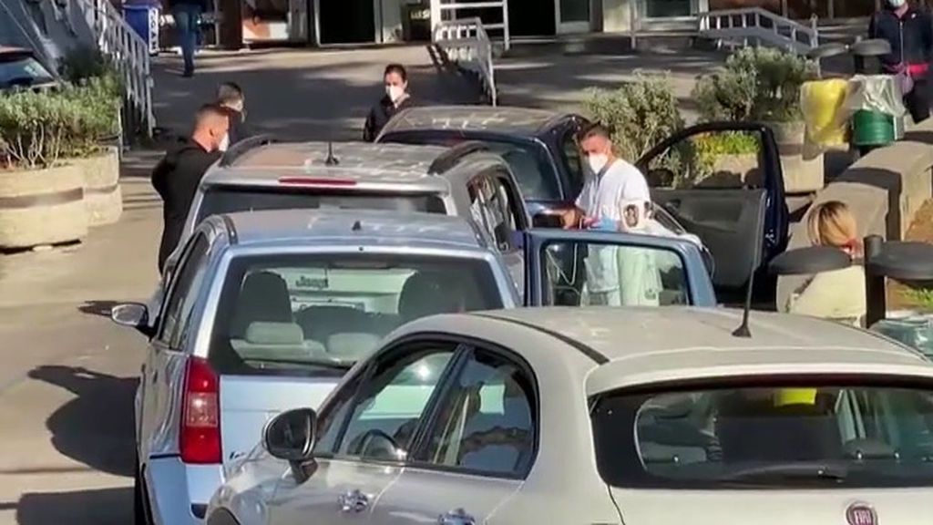 Pacientes de coronavirus reciben oxígeno dentro de sus coches en Nápoles