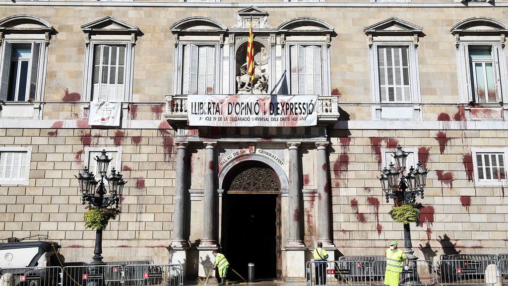 Mossos d´Esquadra vigilarán las 24 horas el Palau de la Generalitat tras el ataque con pintura Mossos d´Esquadra vigilarán las 24 horas el Palau de la Generalitat tras el ataque con pintura