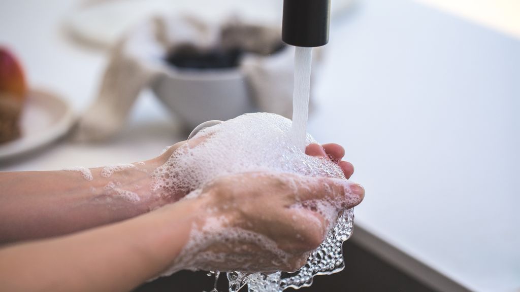 Lavarse las manos con frecuencia puede evitar la propagación del virus.