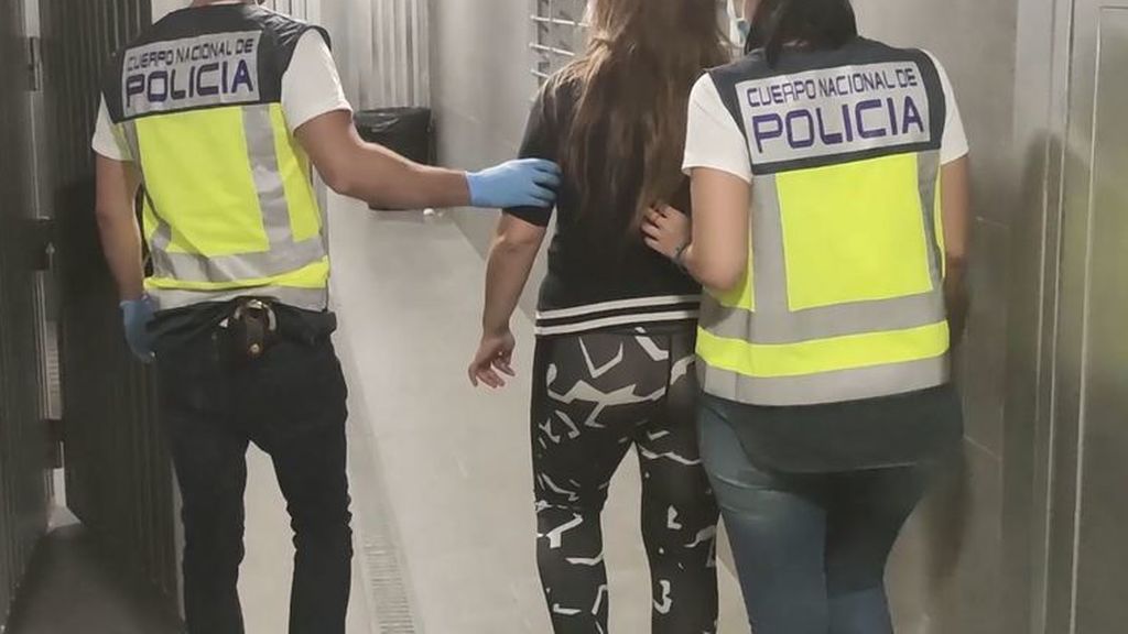 Una cámara graba a una mujer que envenenaba con lejía e insecticida a la familia con la que convivía en Madrid Una cámara graba a una mujer que envenenaba con lejía e insecticida a la familia con la que convivía en Madrid