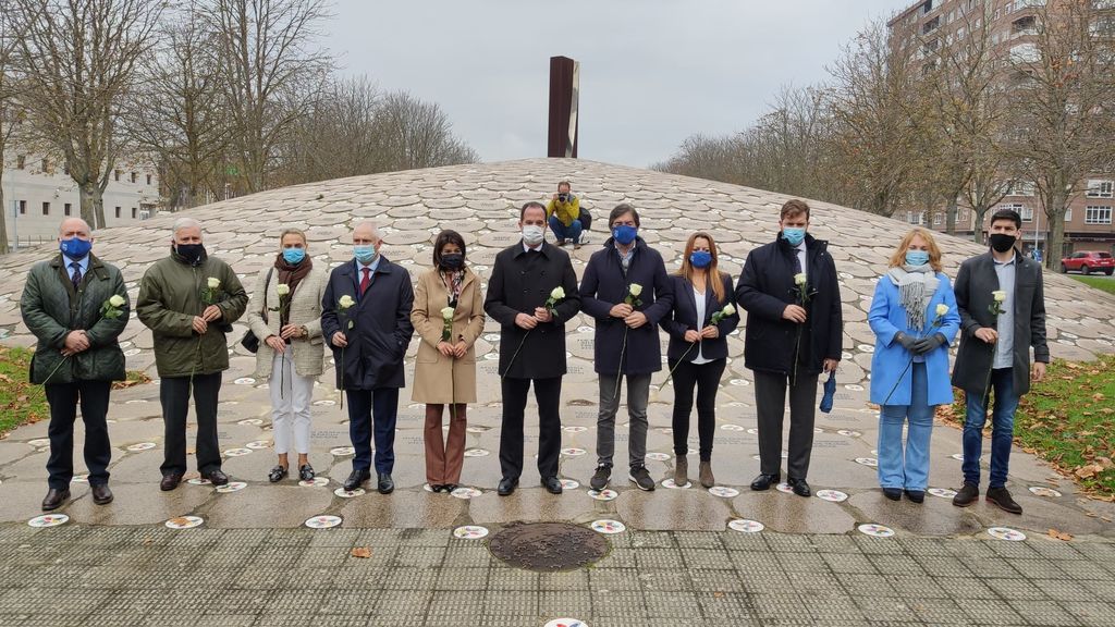 Acto de PP+Cs ante el Monumento en recuerdo de las víctimas en Vitoria.