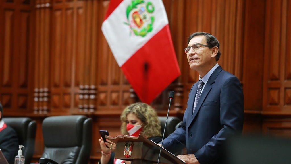 Perú destituye al presidente Martín Vizcarra acusado de corrupción cuando era gobernador Perú destituye al presidente Martín Vizcarra acusado de corrupción cuando era gobernador
