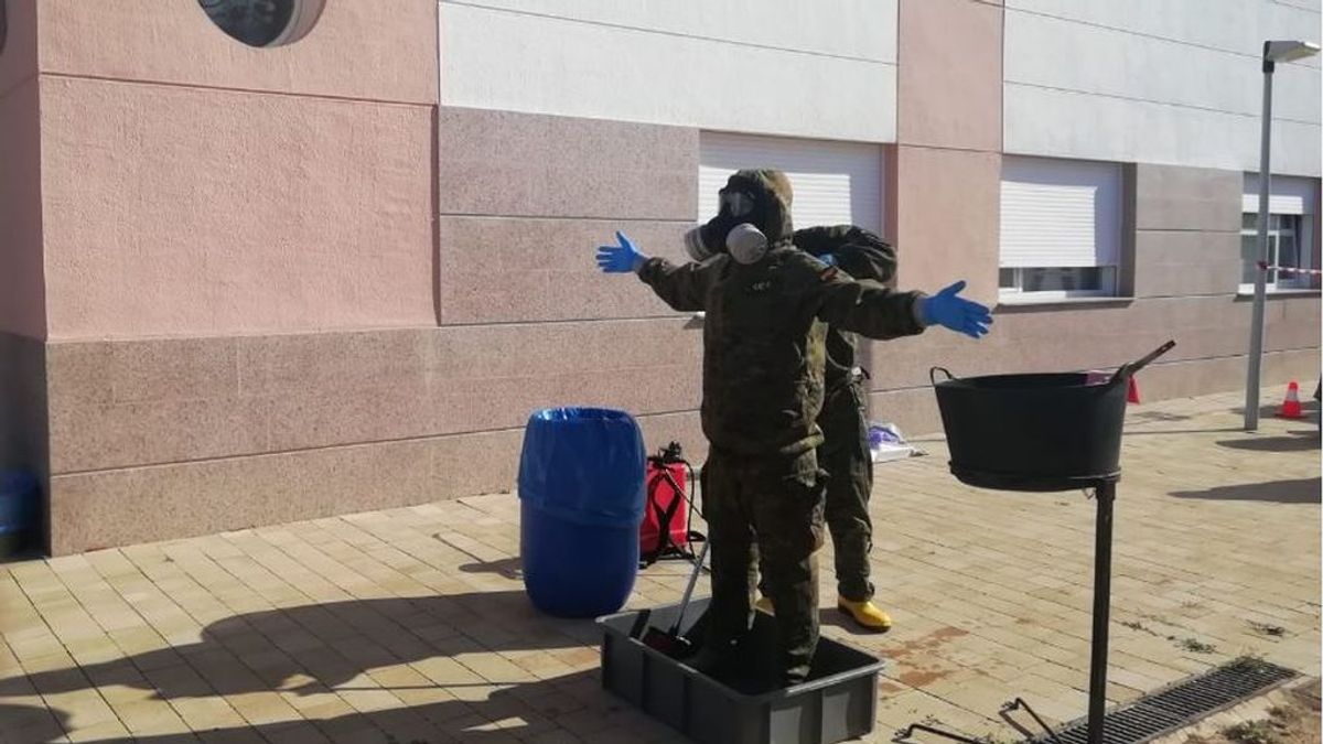 Militares especializados en combatir efectos nucleares desinfectan la residencia de Petrer, en Valencia Militares especializados en combatir efectos nucleares desinfectan la residencia de Petrer, en Valencia