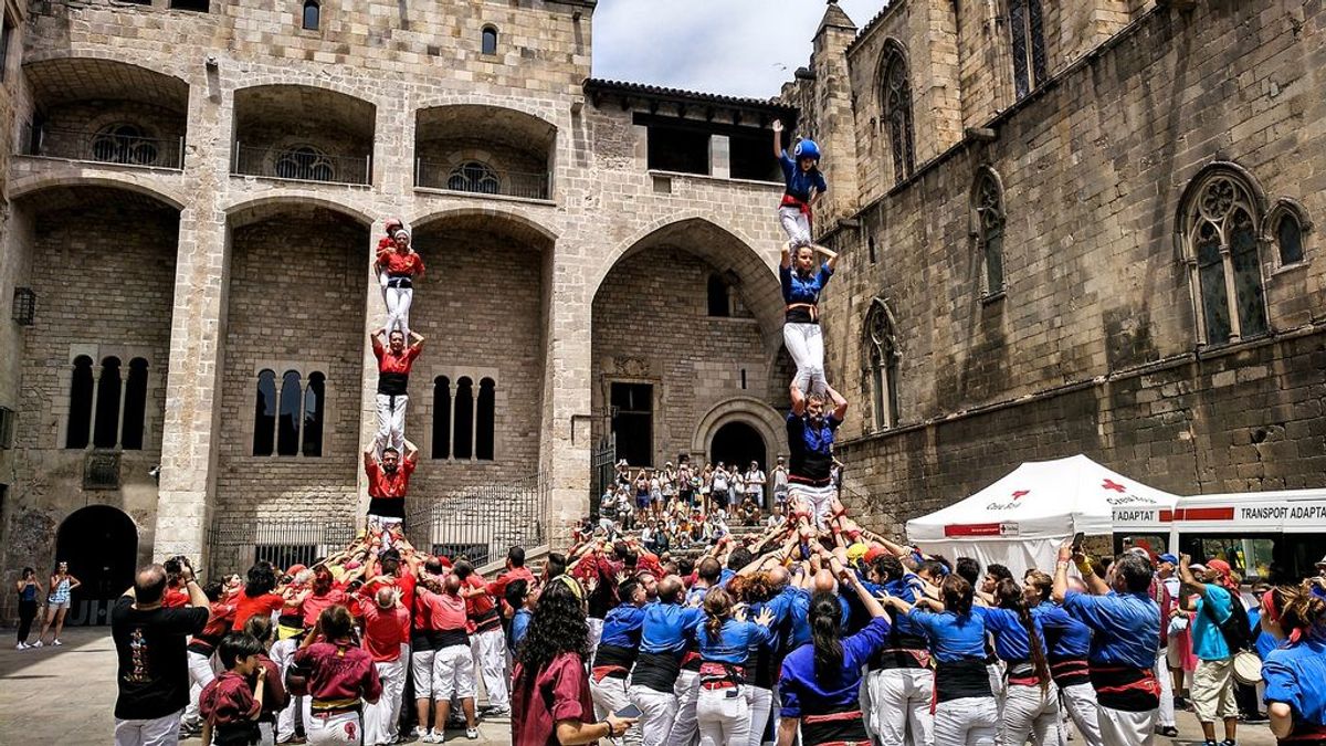Detenido un miembro de los Castellers de Barcelona por abusos a ocho menores Detenido un miembro de los Castellers de Barcelona por abusos a ocho menores
